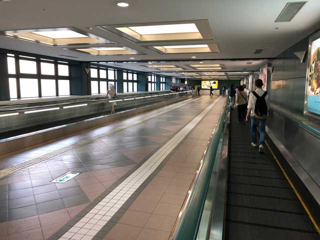 JR恵比寿駅から恵比寿ガーデンプレイスへ向かう遊歩道の写真①