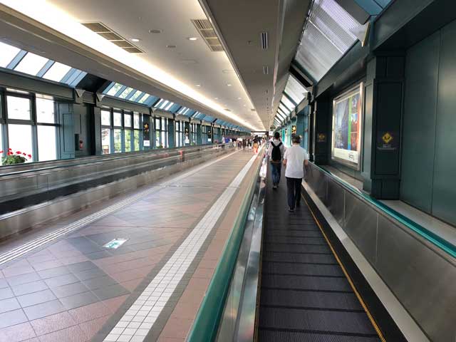 JR恵比寿駅から恵比寿ガーデンプレイスへ向かう遊歩道の写真②