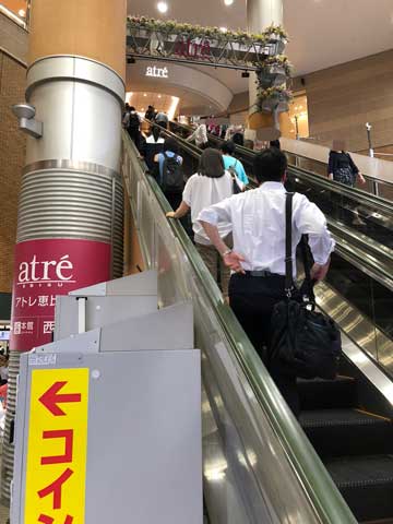 アトレ恵比寿の3階へ向かうエスカレーターの写真
