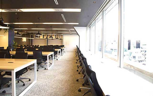 TECH::CAMP（テックキャンプ）エンジニア転職の教室の窓側に面した椅子席の写真