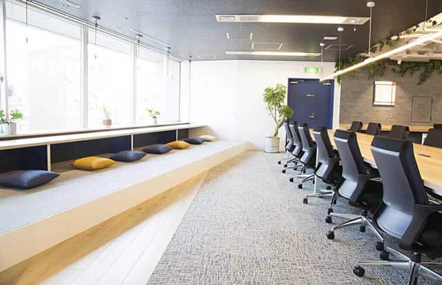 TECH::CAMP（テックキャンプ）エンジニア転職の教室の窓側に面した座敷席の写真