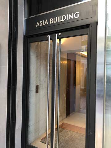 アジアビルの入口の写真