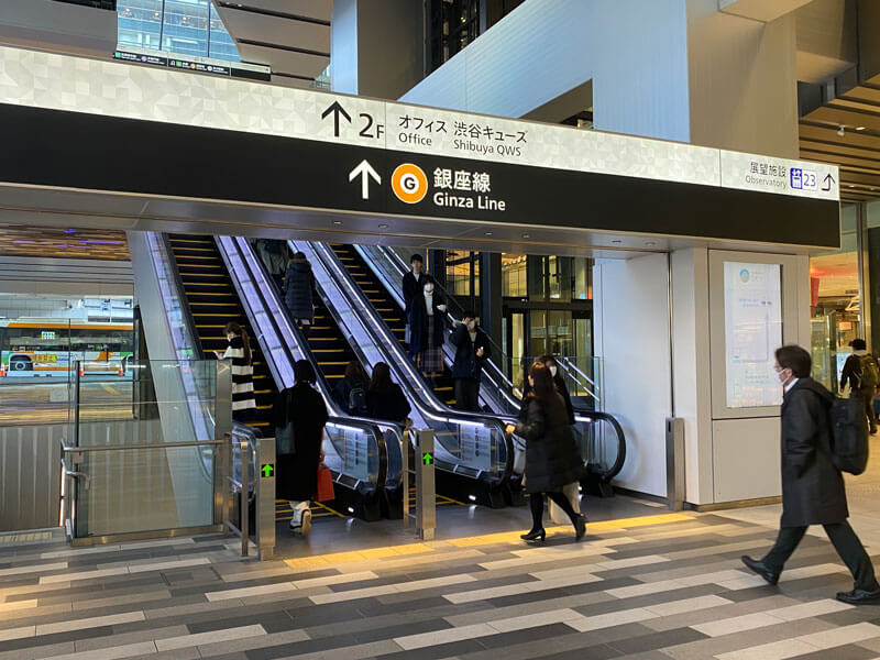 渋谷スクランブルスクエア前の屋外エスカレーター写真