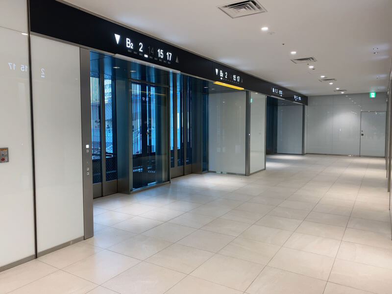 渋谷スクランブルスクエアのオフィスロビーへ上がるエレベーターホール写真