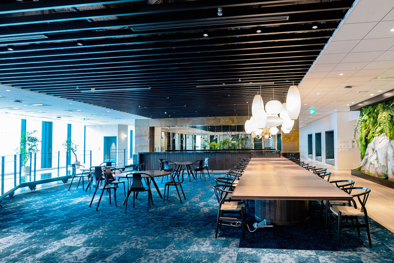 レバテックフリーランスの面談にも使われるレバレジーズのオープンスペースの写真